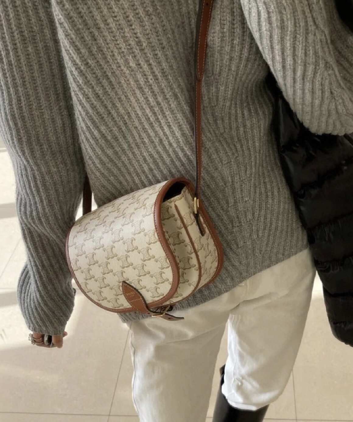 Celine Medium Folco Saddle Crossbody Bag（White Triomphe）